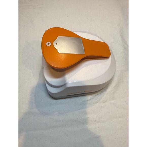 Fiskars Large Tag @ Eyelet Paper Punch - Picture 1 of 4